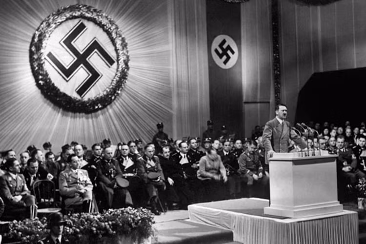 Hitler và đám quan chức đảng Quốc xã trong năm 1939, năm phát xít Đức tấn công xâm lược Ba Lan. (Nguồn: POP Lyft)