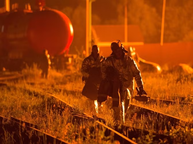 Ba lính cứu hỏa bị mất tích sau khi một vụ nổ xảy ra ở khu vực họ đang khống chế ngọn lửa. Truyền thông địa phương đưa tin ít nhất 11 người bị thương trong đám cháy, một người sau đó thiệt mạng tại bệnh viện.