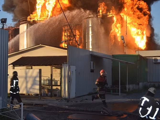 Lính cứu hỏa vội vã tháo chạy khỏi hiện trường, khi thấy một bồn chứa nhiên liệu có nguy cơ phát nổ...