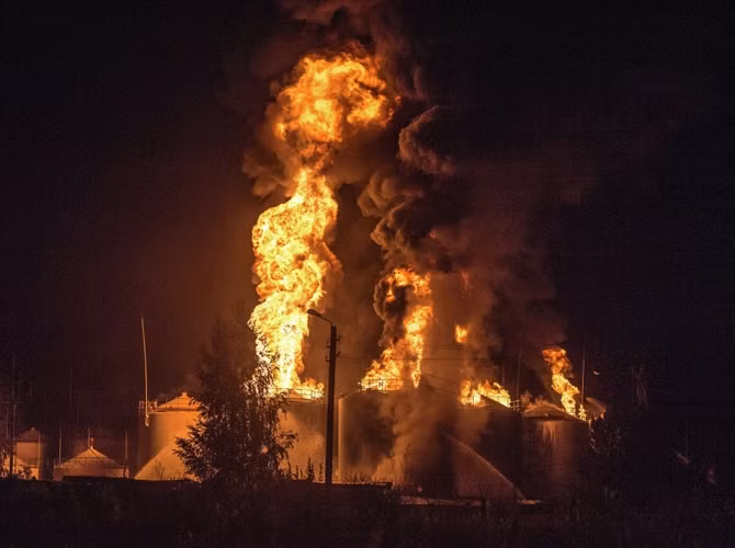 Lực lượng chức năng cho biết ống dẫn khí vẫn vận hành đằng sau những bồn nhiên liệu, và chúng có thể phát nổ bất kì lúc nào.Nguy hiểm hơn là cách đám cháy 50 mét là một căn cứ quân sự và một số kho vũ khí.
