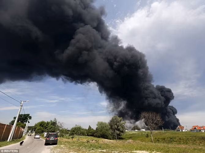 Theo phán đoán của nhiều nhà hoạt động môi trường, người dân Ukraine cũng như các nước EU có thể sẽ phải hứng chịu một đợt mưa acid sắp tới do vụ cháy gây ra.