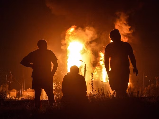 Thế nhưng, một số người hiếu kỳ vẫn chưa chịu sơ tán và liều mạng đứng xem đám cháy. Đám cháy vẫn còn kéo dài cho đến ngày 10/6/2015.