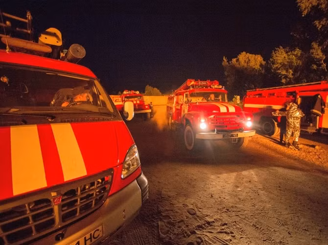 Chính quyền đã điều động 62 đơn vị cứu hỏa và ba đoàn tàu chở nước. Lực lượng cứu hộ sơ tán người dân ở khu vực nằm trong bán kính 5 km tính từ tâm đám cháy.