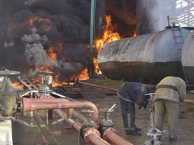 Lực lượng cứu hộ cho biết 8 đám cháy đã lan sang 8 bồn chứa nhiên liệu lớn có dung tích 900m3 và nhiều bồn chứa nhỏ hơn. Tổng sức chứa tại kho là 25.000 m3.