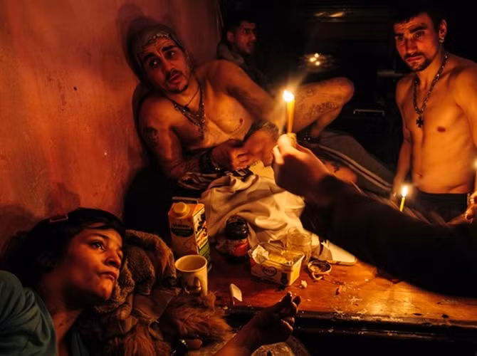 Theo Branca, hầu hết những người sống trong hầm bị bệnh lao, viêm gan và nhiễm HIV. Họ sử dụng các chất gây nghiện để tiêu khiển. Hầu hết những thanh niên này đều chết trong căn hầm tăm tối.