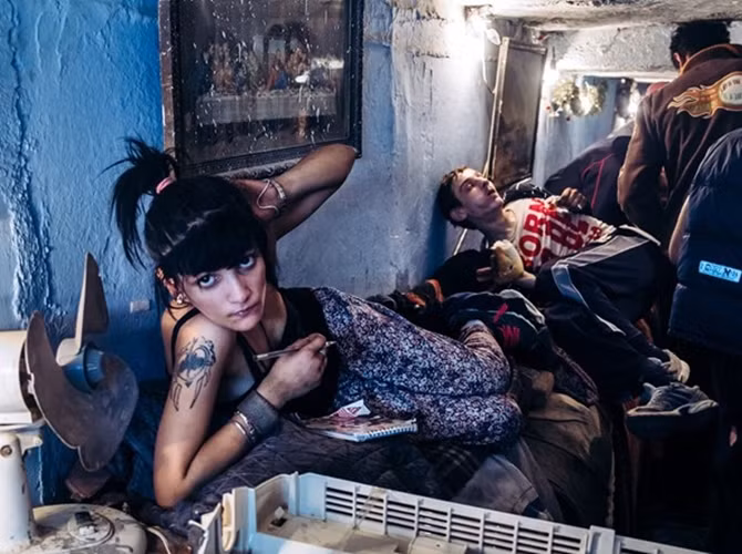 Sự chán nản luôn hiện hữu trên từng khuôn mặt của những thanh niên sống dưới hầm. Hoạt động tấp nập nhất ở đây là sử dụng ma túy. Catalina không phải là ngoại lệ. Cô bắt đầu tiêm chích từ năm 13 tuổi và bị nó nhấn chìm trong gần hết quãng đời ngắn ngủi sau đó.