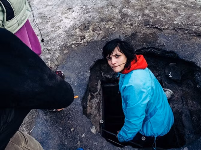 Những đứa trẻ và người vô gia cư chui xuống cống thông qua những lỗ nhỏ trên mặt đất. Catalina sống ở dưới đường hầm này từ năm 12 tuổi. Cô nghiện ma túy 1 năm sau đó.