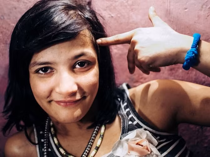 Nụ cười trên môi Catalina. Thiếu nữ tỏ ra xấu hổ khi cười vì một răng cửa của cô gãy vài năm trước.