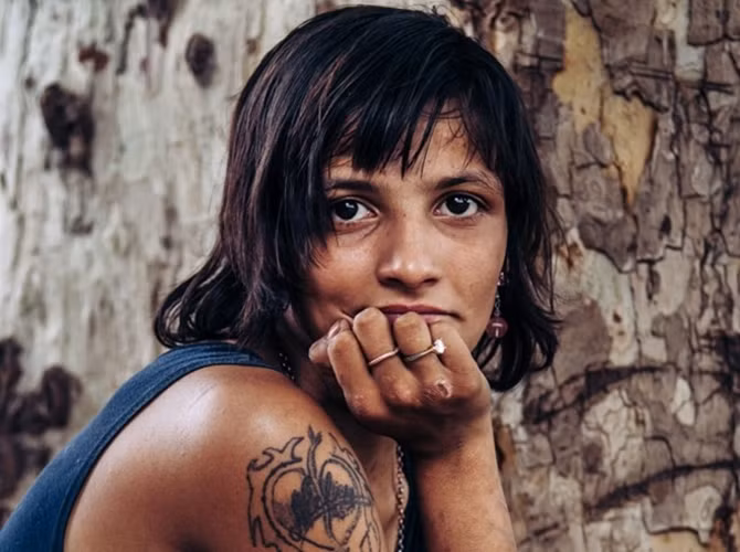 Branca, tác giả của bộ ảnh về cuộc đời Catalina, bình luận: "Đôi mắt to, đen của cô bé dường như bí ẩn hơn khi tôi nhìn sâu vào đó. Chúng giúp tôi hiểu phần nào những biến cố trong cuộc sống của cô bé chưa bước sang tuổi đôi mươi".