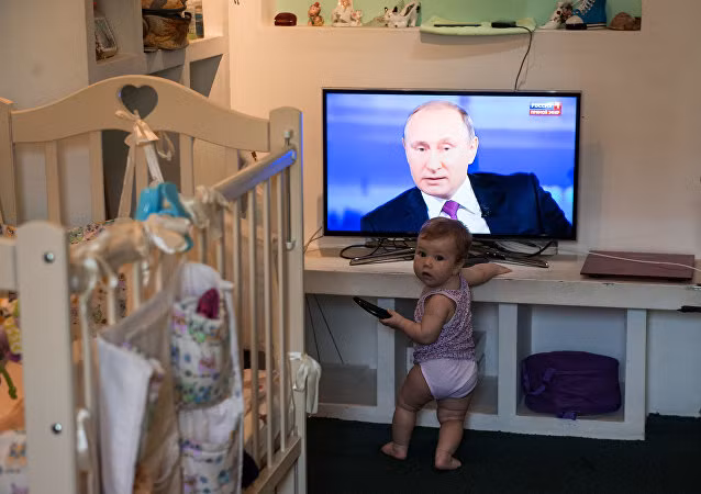 Tổng thống Putin kể rằng ông đã có cháu - một bé thậm chí đã học mẫu giáo. "Tôi không muốn các cháu tôi lớn lên theo cung cách đặc biệt. Tôi muốn để các cháu lớn lên như những người bình thường", ông Putin tuyên bố. Ông Putin nhận rằng cách đây không lâu, đứa cháu thứ hai của ông chào đời. (Nguồn: Sputnik)