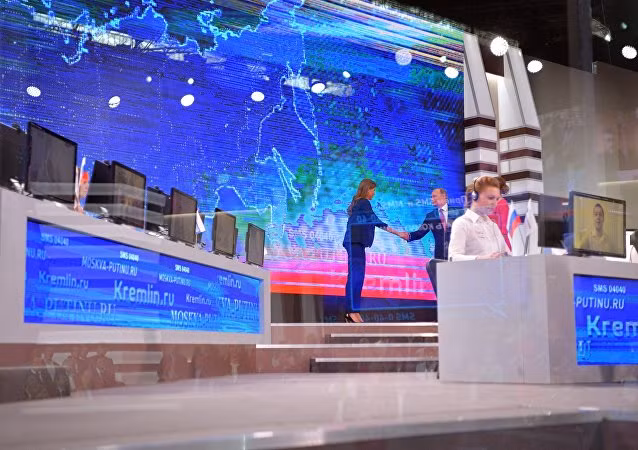 Tổng thống Putin bước ra hội trường và chào đón tất cả những người tham dự. Ông Dmitry Peskov Thư ký báo chí của nguyên thủ quốc gia, tuyên bố rằng Tổng thống Vladimir Putin đã dành hai ngày đêm để chuẩn bị cho cuộc giao lưu trực tiếp với người dân Nga. (Nguồn: Sputnik)