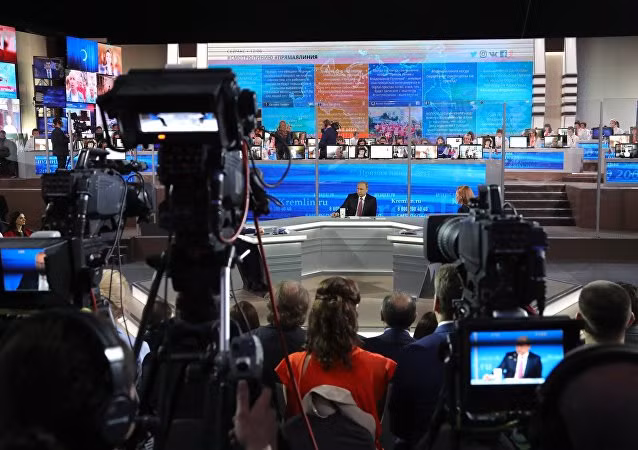 Câu hỏi thứ nhất liên quan đến khủng hoảng kinh tế. Theo nhận định của Tổng thống Putin, LB Nga đã chuyển sang giai đoạn tăng trưởng. Ông nhấn mạnh rằng nền kinh tế của đất nước đã vượt ra khỏi suy thoái. (Nguồn: Sputnik)