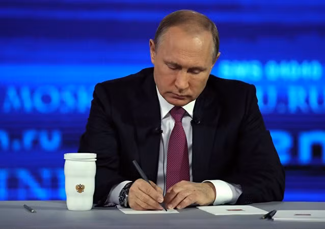 Tổng thống Putin cho rằng những nước áp đặt trừng phạt đã bị tổn thất nhiều hơn Nga: Liên bang Nga bị thiệt hại khoảng 50-52 tỷ USD, còn các nước áp đặt trừng phạt thì mất tới 100 tỷ USD. Ông Putin nói thêm: "Các biện pháp trừng phạt đã buộc chúng ta động não". (Nguồn: Sputnik) 