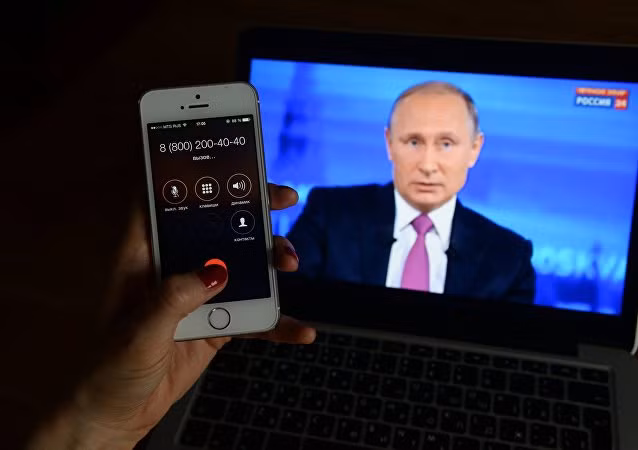 Nữ cư dân khu vực Irkutsk hỏi ông Putin vì sao mức lương của giáo viên địa phương thấp đến thế? Tổng thống Nga Vladimir Putin hứa thực hiện các biện pháp để cải thiện nâng cao mức sống của cư dân. (Nguồn: Sputnik)