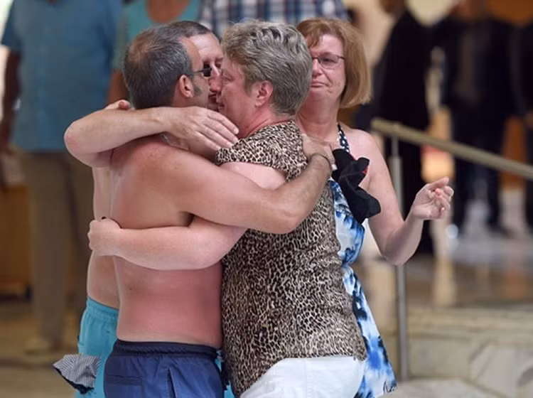 Các du khách sống sót sau vụ xả súng khủng bố.