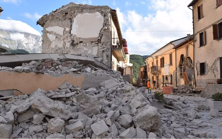 Tòa nhà thị chính ở Arquata del Tronto bị hư hại nặng.