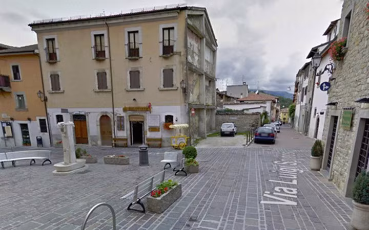 Quảng trường trung tâm của thị trấn Amatrice ở vùng Lazio...