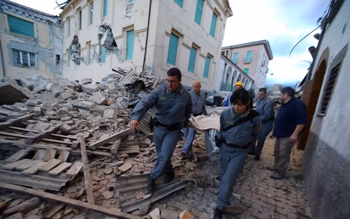 sau động đất chỉ còn là đống đổ nát.