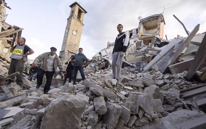 ...sau động đất chỉ còn đống đổ nát.