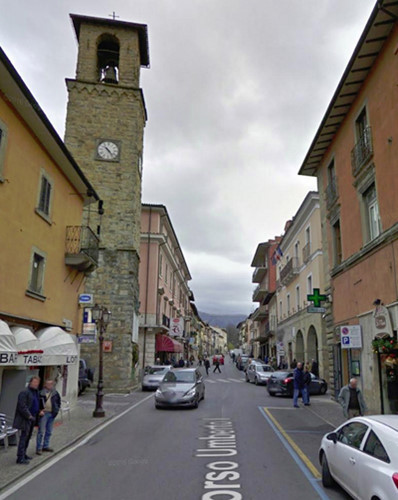 Cảnh con phố chính của thị trấn Amatrice và tháp chuông trước cơn động đất 6,2 độ richter vào sáng 24/8...