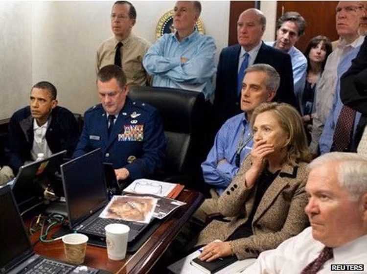 Tổng thống Obama và các quan chức cấp cao Hoa Kỳ theo dõi vụ đột kích tiêu diệt Bin Laden.