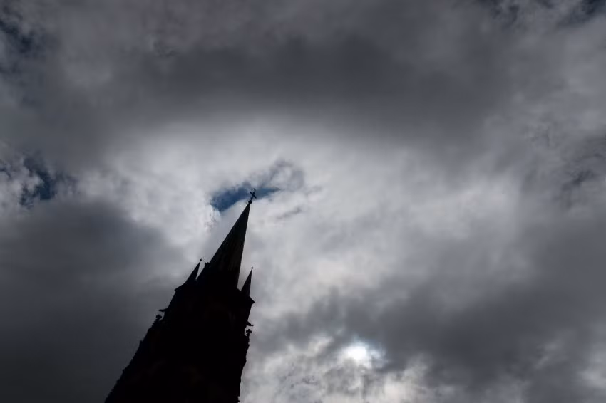 Lùi về phía nam, bầu trời trên thành phố Düsseldorf cũng bị tối sầm khi mây đen ào ạt kéo về.