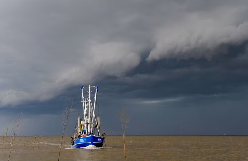 Chiếc tàu nhỏ đánh bắt cua biển này cũng vội vã chạy về nơi trú bão.