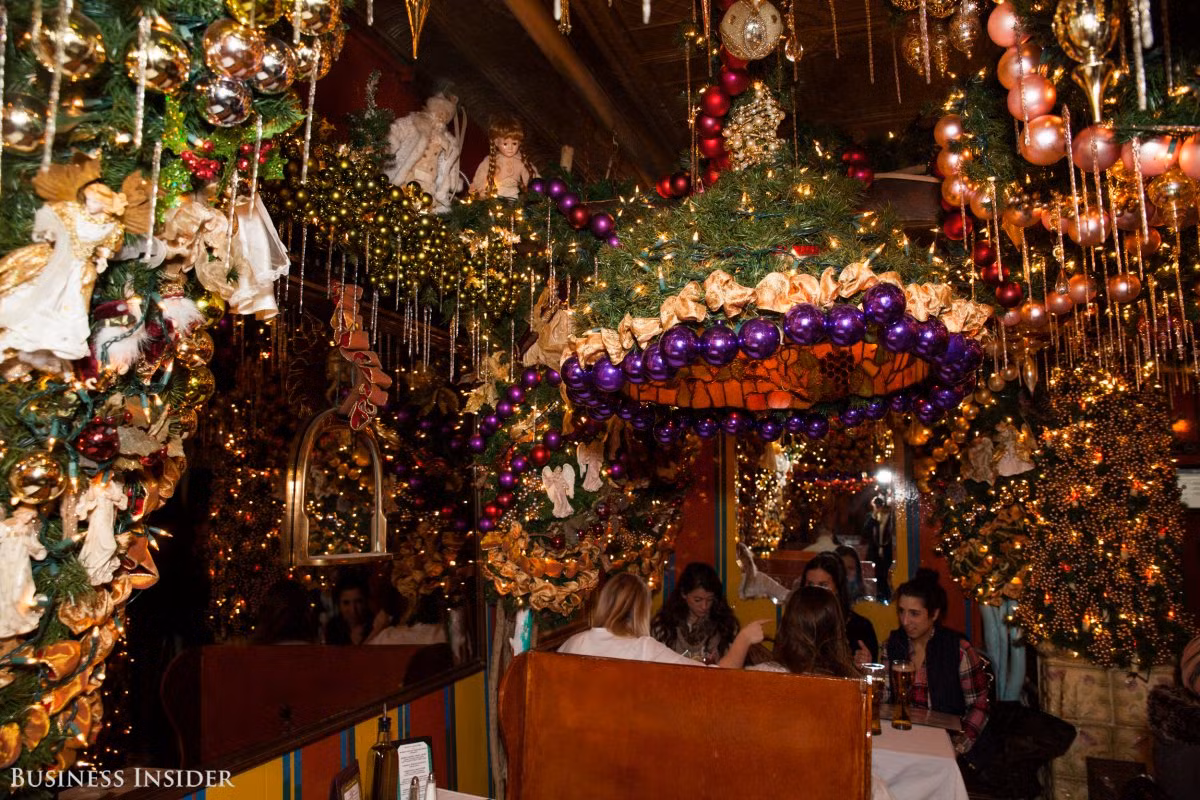 Công việc trang trí nhà hàng Nhà hàng Đức Rolf vào mùa Giáng sinh thường bắt đầu từ tuần cuối cùng của tháng Chín.