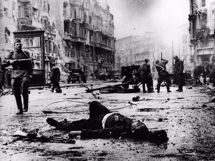 Trên đường phố Berlin vẫn còn ngổn ngang xác chết. Trong ảnh: Một xác chết của lính Đức Quốc xã với Huân chương Chữ thập.