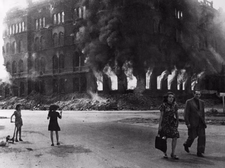 Trẻ em vẫn chơi đùa cạnh đống đổ nát vẫn còn bốc cháy ngùn ngụt là hình ảnh đặc trưng của Berlin vào thời điểm kết thúc Thế chiến II ở Châu Âu.