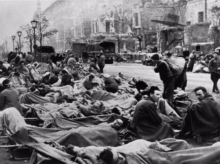 Những người bị thương vẫn còn ngổn ngang trên đường phố Berlin.