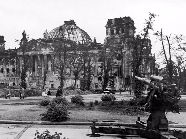 Tòa nhà Quốc hội Đức ở Berlin biến thành đống đổ nát trong cuộc tấn công cuối cùng của Hồng quân Liên Xô đầu tháng 5/1945.