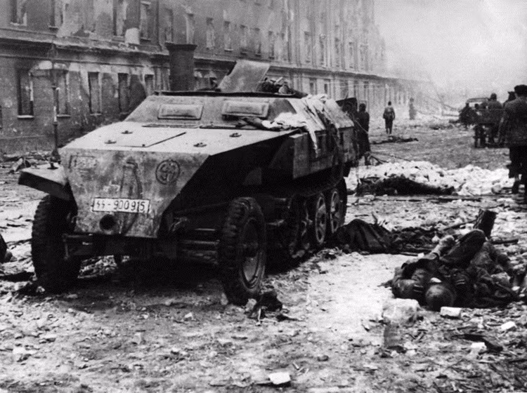 Xác chết nằm xung quanh xe bọc thép chở quân bị bắn cháy.