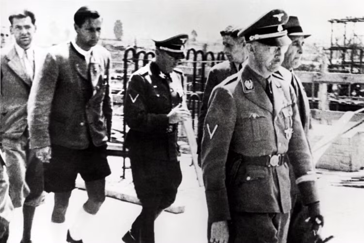 Chuyến thăm trại tập trung Auschwitz của trùm SS Heinrich Himmlers trong tháng 6/1942 đã khiến doanh nhân Schulte chú ý và bắt đầu tiến hành điều tra. Ông đã phát hiện ra kế hoạch giết người hàng loạt của Đức Quốc xã nhằm thủ tiêu hàng triệu tù nhân và quyết định tố cáo trước toàn thế giới.