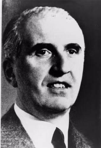 Căm ghét Đức Quốc xã: Là một doanh nhân được kính trọng, ông Eduard Schulte móc nối quan hệ với nhiều quan chức cao cấp của Đức Quốc xã. Ông Schulte đã lợi dụng các mối quan hệ này để phát hiện ra kế hoạch giết người hàng loạt của Đức Quốc xã và tố cáo trước toàn thế giới.