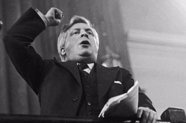 Chính trị gia Sydney Silverman của Công đảng Anh là người có công đưa tài liệu Schulte đến với người sáng lập Hội nghị Do Thái thế giới Rabbi Stephen Wise, bất chấp sự ngăn cản của Bộ Ngoại giao Mỹ.