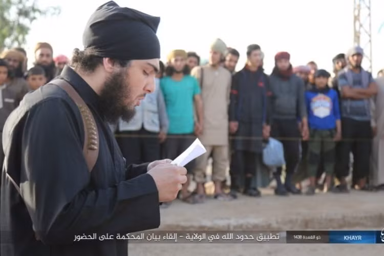 Phiến quân IS còn tuyên án xử tử một người đàn ông bị cho là đồng tính luyến ái... Ảnh: Al Masdar News