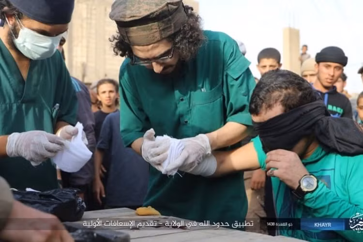 ...tuy được băng bó sau đó... Ảnh: Al Masdar News