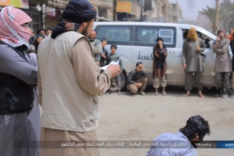 Trang mạng Amaq – cái loa của nhóm khủng bố Nhà nước Hồi giáo - đã công bố hình ảnh một tù nhân bị phiến quân IS tuyên án tử hình... Ảnh: Al Masdar News