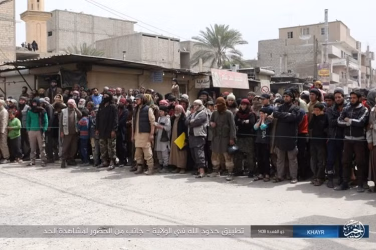 Để duy trì sự kiểm soát đối với thường dân và tránh xảy ra những cuộc nổi dậy, phiến quân IS đã tăng cường đàn áp dã man bất cứ ai chống cái gọi là Nhà nước Hồi giáo. Ảnh: Al Masdar News