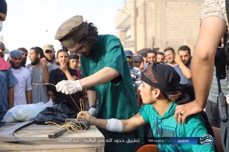 Trang mạng Amaq còn đăng tải hình ảnh trừng phạt một thanh niên bị cho là trộm cắp vặt... Ảnh: Al Masdar News