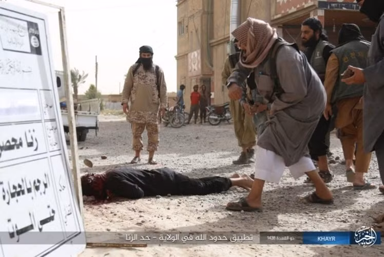 Sau đó, chúng còn kiểm tra xem người đàn ông này đã chết thật hay chưa. Ảnh: Al Masdar News