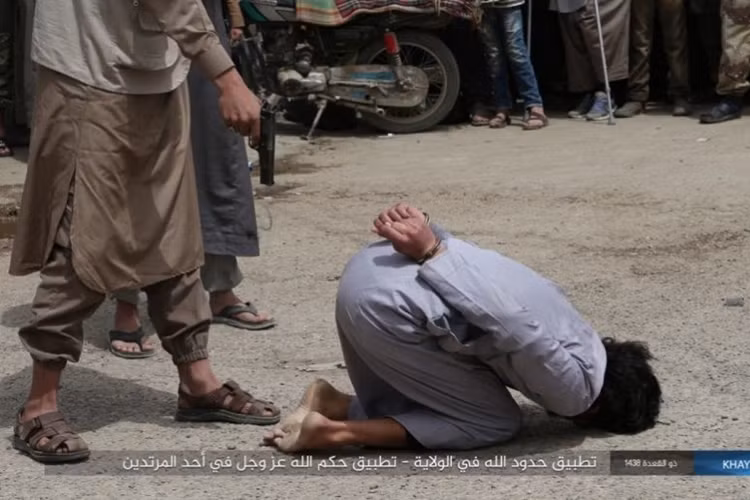 ...và bị hành quyết công khai trước đám đông. Ảnh: Al Masdar News