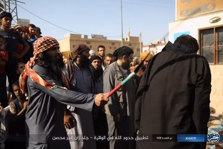 Phiến quân IS phạm nhiều tội ác man rợ khi áp dụng luật Sharia vô cùng nghiệt ngã trong tất cả các vùng lãnh thổ do nhóm khủng bố Nhà nước Hồi giáo còn kiểm soát trên lãnh thổ Syria. Ảnh: Al Masdar News