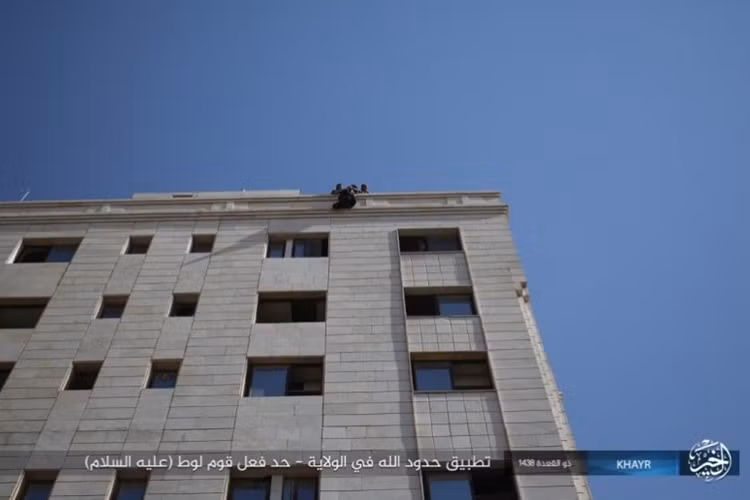 ...bằng hình thức ném từ nóc nhà cao tầng xuống đất... Ảnh: Al Masdar News