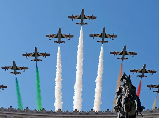 Biểu diễn bay theo đội hình trên Đài tưởng niệm Victor Emmanuel, vị vua đầu tiên của nước Italy thống nhất, nhân Ngày Cộng hòa ở Thủ đô Roma.