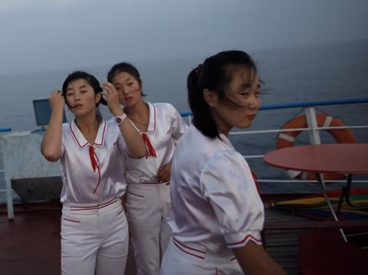 Những nữ công nhân đi ngỉ trên du thuyền Mangyongbyong, gần Khu nghỉ dưỡng núi Kim Cương.