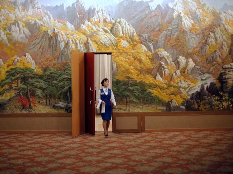 Nữ nhân viên khách sạn ở thủ đô Bình Nhưỡng.