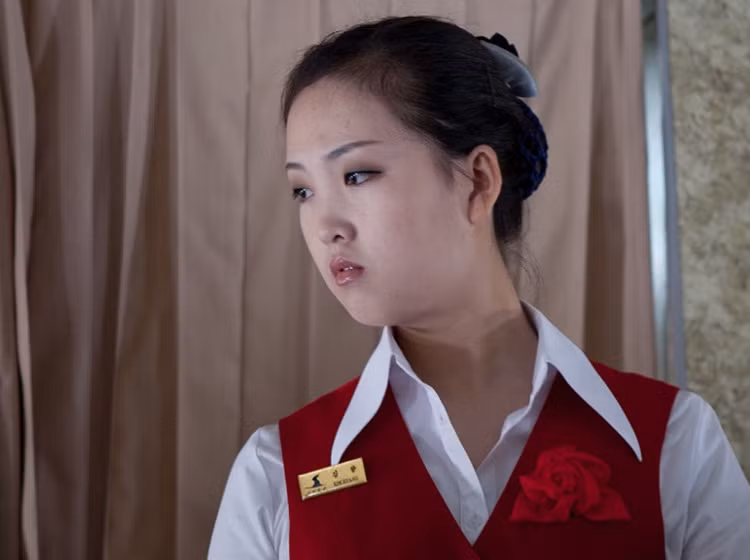 Nữ tiếp viên hàng không Triều Tiên duyên dáng trong đồng phục bắt mắt.