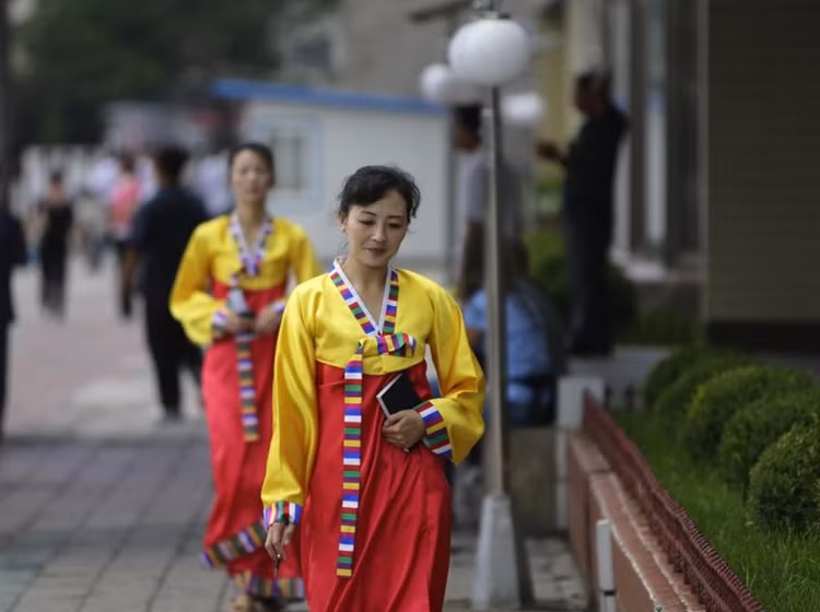 Nữ nhân viên bán hàng Triều Tiên trong trang phục truyền thống.